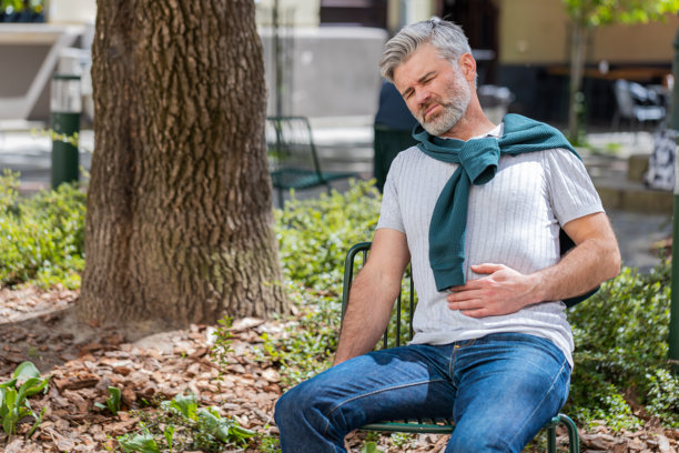 成熟男子突然感觉腹肌强胃痛胃炎问题中毒腹泻户外图片下载