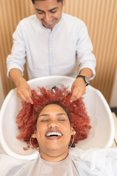 快乐的女人在专业洗头时休息图片下载