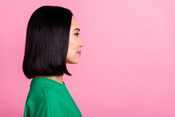 乐观可爱的女人的侧面照片与直发超大t恤看起来空白空间孤立在粉红色的背景图片下载