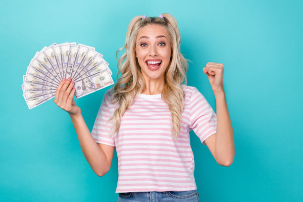 照片的喜出望外的积极的女士穿着时髦的衣服高兴赢得彩票奢侈的生活多钱财富孤立在青色的背景图片下载