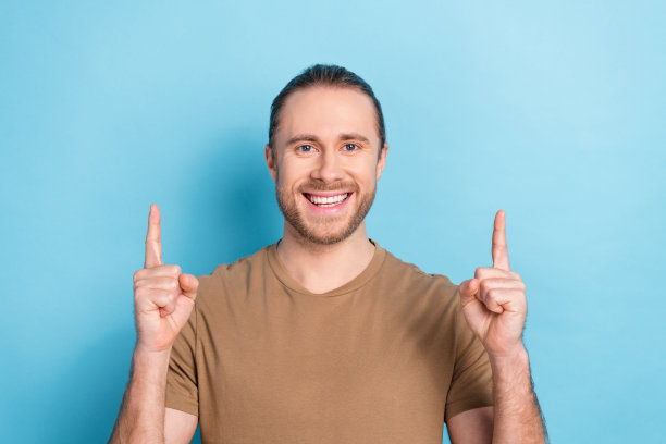 照片开朗的微笑快乐英俊的商人创业老板新它的决策点手指空白空间宣传孤立的蓝色背景图片下载