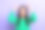 照片中漂亮幸运的女人穿着绿色套头衫，尖叫着举起拳头，孤立的紫色背景图片下载