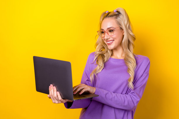 照片的漂亮积极的女人穿紫色衬衫眼镜短信现代小工具孤立的黄色背景图片下载