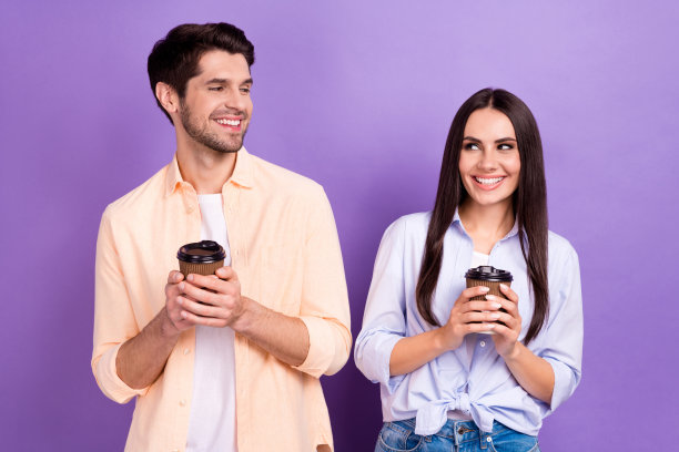 照片好心情微笑在一起，人们享受喝雀巢咖啡玛奇朵纸咖啡饮料看着彼此孤立的紫罗兰色背景图片下载