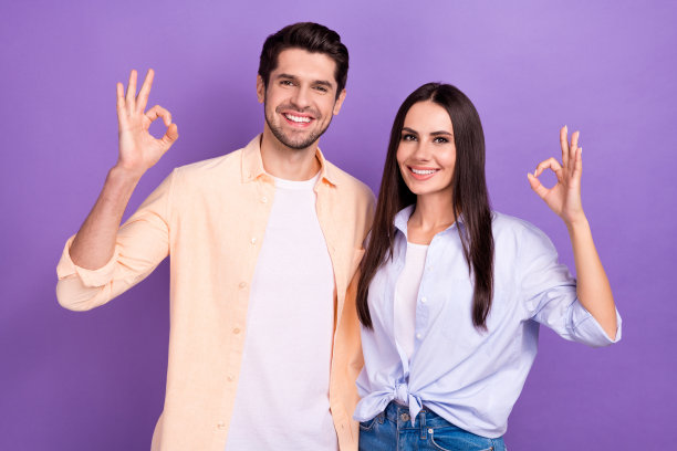 照片概念的年轻关系积极的女人与她的丈夫显示好的象征推荐好的结果孤立的紫色背景图片下载
