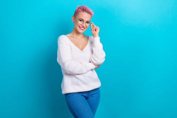 照片开朗美丽的好心情漂亮的学校老师女人适合新的眼镜眼镜宣传孤立的海蓝宝石色背景图片下载