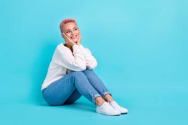 全尺寸的照片，周到的华丽的漂亮的女士触摸脸颊看起来空的空间打开新的美容沙龙孤立的海蓝宝石色背景图片下载