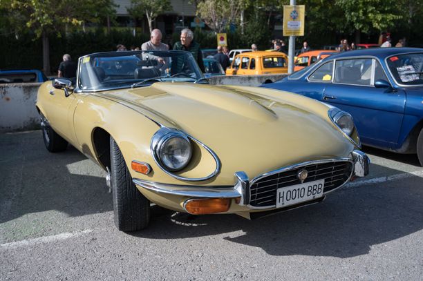 1971-1974年的捷豹E-Type系列3跑车，米黄色。它有一个长长的兜帽图片下载