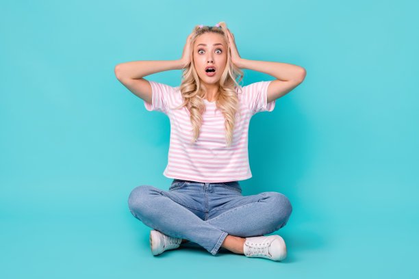 震惊兴奋的漂亮女孩的全尺寸照片波浪发型条纹t恤坐在手臂上的头隔离在明亮的蓝绿色背景图片下载