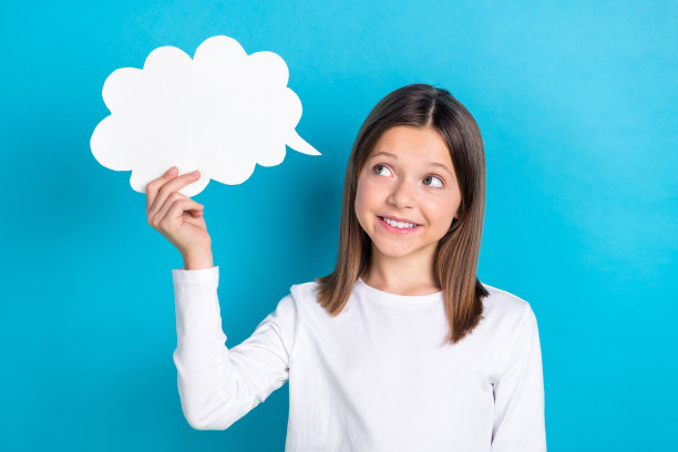 照片正面可爱的女学生直发穿着白衬衫看着心灵云孤立在蓝色的背景图片下载