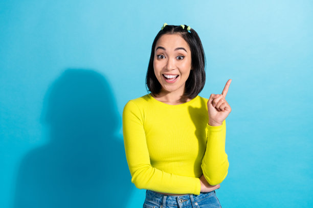 年轻的照片兴奋有趣的才华横溢的女孩手指点天才创意的想法尤里卡解决方案如何获得免费交付孤立的蓝色背景图片下载