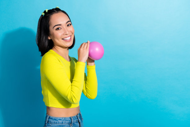 越南积极的人的个人资料照片，微笑着抱着气球，在蓝色背景上孤立的空间图片下载