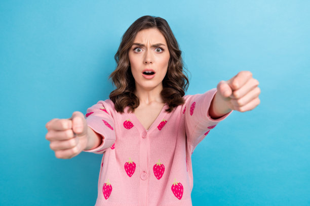 照片肖像迷人的女人拿着看不见的舵穿时髦的粉红色草莓印花服装孤立的蓝色背景图片下载