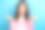 照片肖像迷人的女人显示韩国心脏标志穿着时尚的粉红色草莓印花服装孤立的蓝色背景图片下载