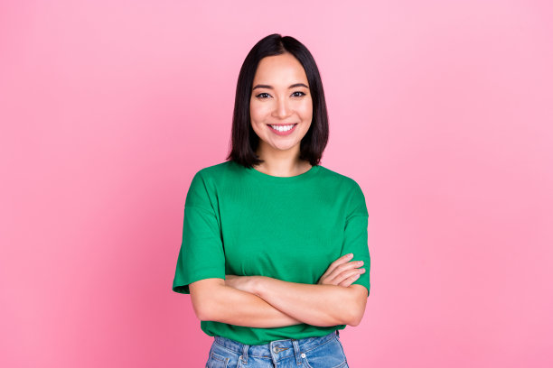 照片肖像的年轻微笑乐观迷人的韩国女商人双臂交叉享受她的时尚服装孤立在粉红色的背景图片下载
