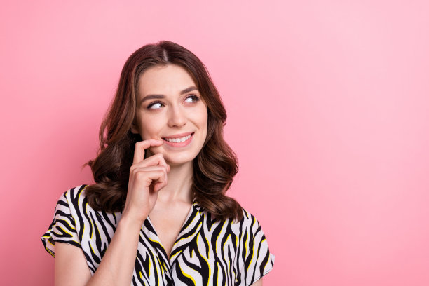 梦想的照片可爱迷人的年轻女孩咬指甲看空空间周到想要新的礼物汽车孤立在粉红色的背景图片下载