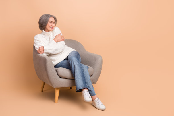 全身照片梦幻闪亮的女士穿着白色毛衣拥抱自己空的空间孤立米色背景图片下载