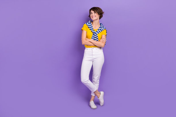 华丽的正面女士穿着时尚的夏装的全身照片看起来空的空间横幅海报孤立的紫色背景图片下载