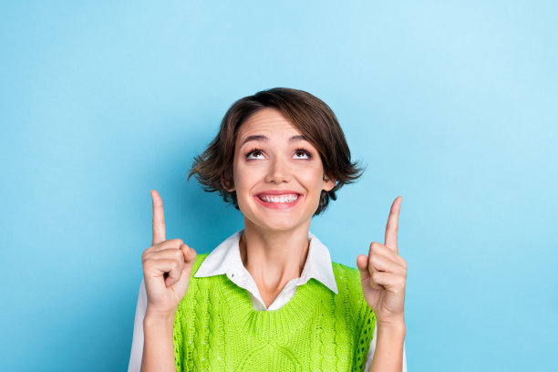 吸引人的照片开朗漂亮的商业推广广告直接指向命题便宜的书店价格孤立的蓝色背景图片下载