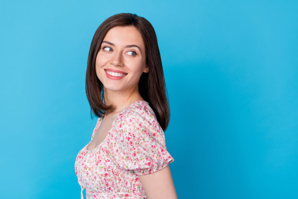 侧面资料照片的年轻漂亮迷人的可爱的女人看起来空的空间好奇的新男友孤立的蓝色背景图片下载