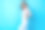 照片中漂亮甜美可爱的女士女友穿着时髦的衣服，手臂口袋，站在蓝色背景上的空白空间图片下载