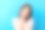 年轻可爱的漂亮女人的特写照片触摸颧骨微笑爱自己干净的皮肤脸孤立的蓝色背景图片下载