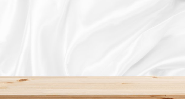 木桌以光滑优雅的白色面料丝绸质感软底。用作产品展示的蒙太奇图片下载