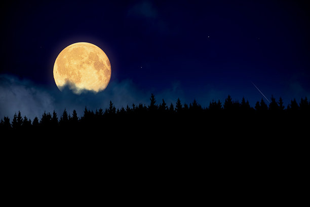 满月、星星和山水风景的剪影。图片下载