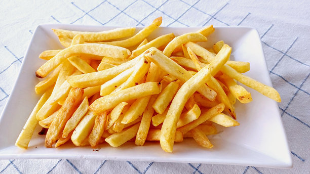 一盘新鲜的炸薯条图片下载
