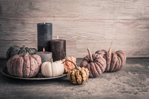秋天静物与南瓜和蜡烛木制背景。感恩节家装。图片下载