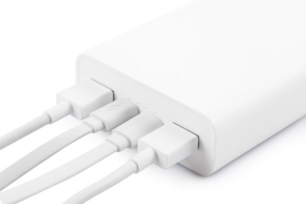 白色充电宝，为白色背景的智能手机和各种数码设备充电图片下载