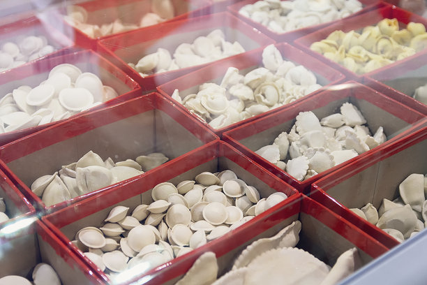 冷冻饺子，khinkali，商店柜台上的馅饼图片下载