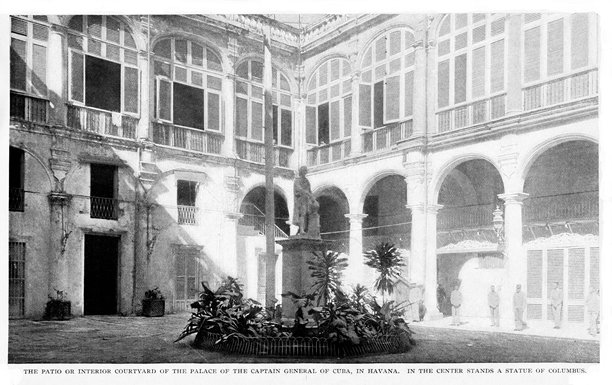 古巴宫殿庭院里的哥伦布雕像，世界历史图片下载