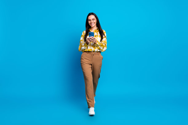 照片中迷人优雅的女人穿着时髦的衣服，在蓝色的背景上写着孤立的评论图片下载