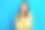 魅力的照片可爱的漂亮的女人穿着时尚的衣服拥抱自己孤立的蓝色背景图片下载