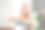 照片积极的好心情的女孩穿着蓝色衬衫做家务擦拭架子在室内房子公寓房间图片下载