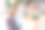 漂亮女士穿着休闲衬衫的照片，距离放大在室内学习现代设备图片下载