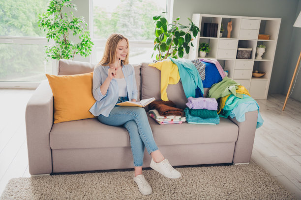 体贴甜美的女士穿着蓝色衬衫的照片写抄写书每天的家务在室内房间家房子图片下载