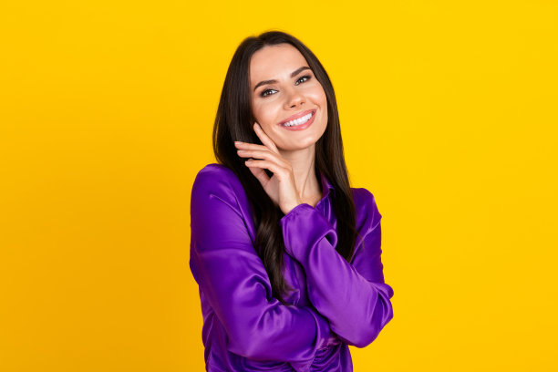 照片正面微笑的女士触摸脸光滑的皮肤隔离明亮的颜色背景图片下载