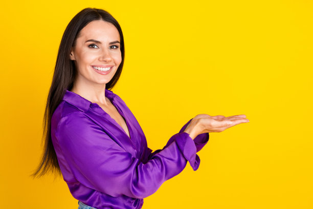 照片正面的女士牵手展示了空旷的空间孤立明亮的色彩背景图片下载