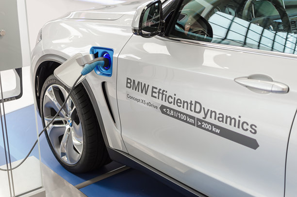 新车型宝马x5与混合动力发动机在充电站图片下载