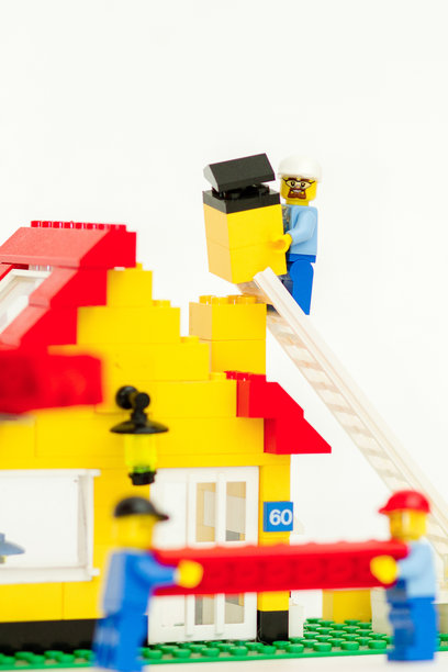 乐高的施工现场，工人们正在盖房子图片下载