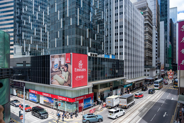 香港繁忙街道的俯视照片，建筑物旁有阿联酋航空的大幅banner图片下载