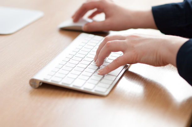 在苹果iMac电脑上工作。图片下载