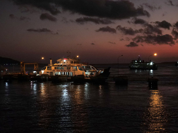 在海中央航行的一群船图片下载