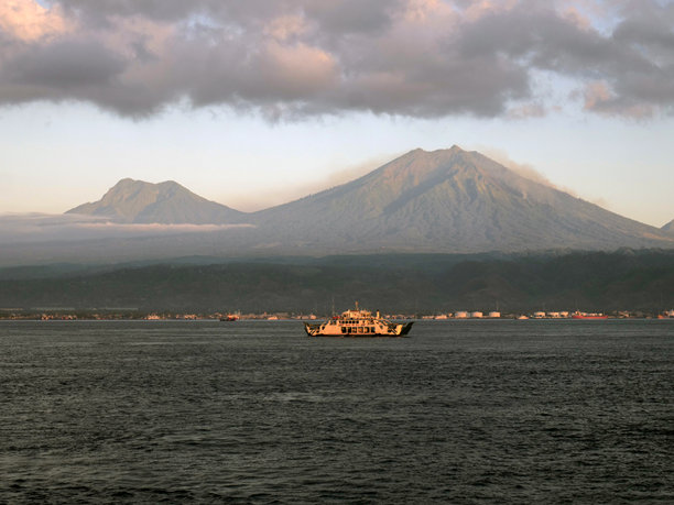 在海中央航行的一群船图片下载