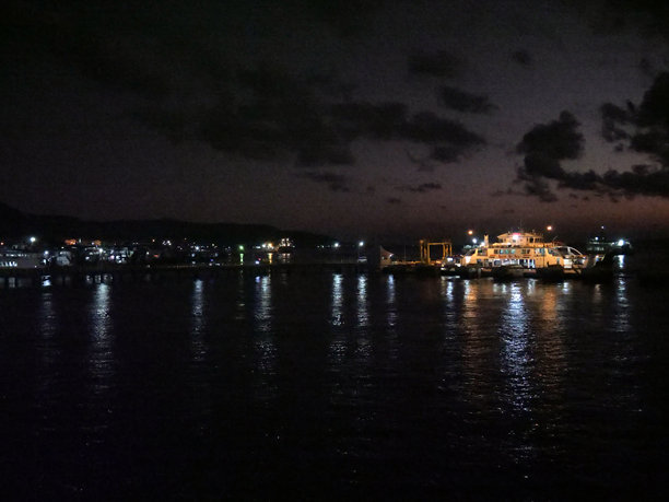 在海中央航行的一群船图片下载