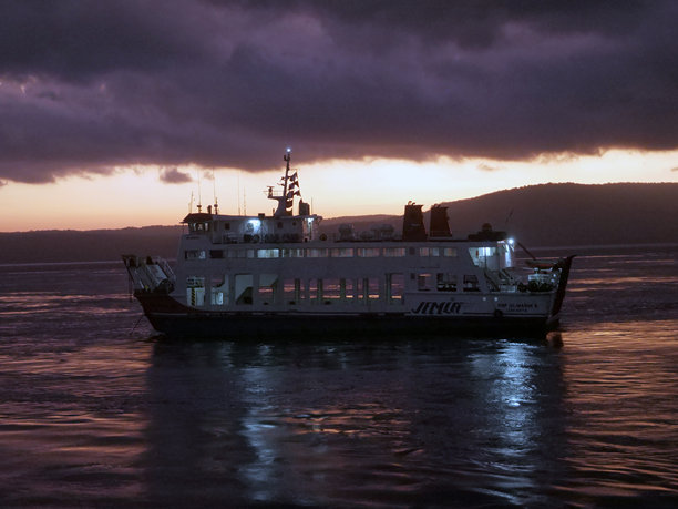 在海中央航行的一群船图片下载