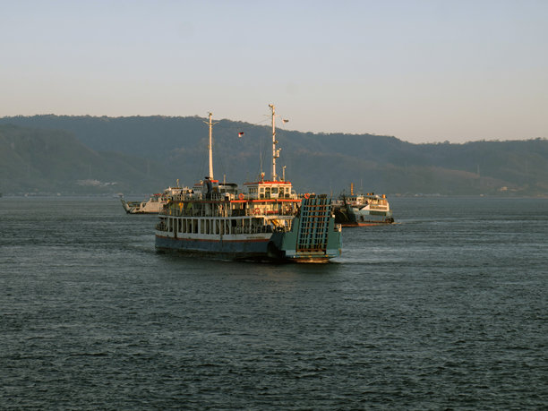 在海中央航行的一群船图片下载