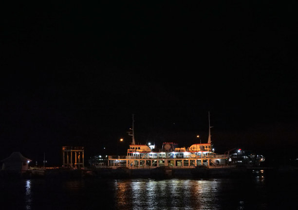 在海中央航行的一群船图片下载